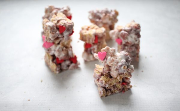 Marshmallow Valentine's bites with Annie's Berry Cereal @ momlifemusthaves.com